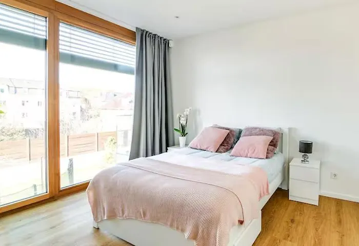 Lägenhet Bright & Spacious 1-bedroom In Kirchberg 6rdk