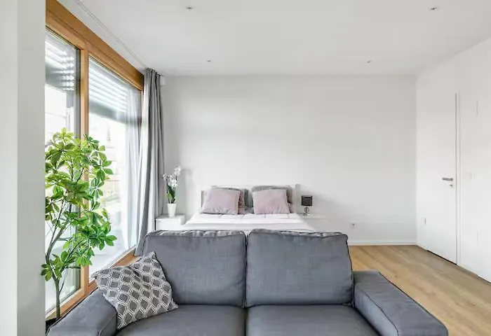 Bright & Spacious 1-bedroom In Kirchberg 6rdk Lägenhet